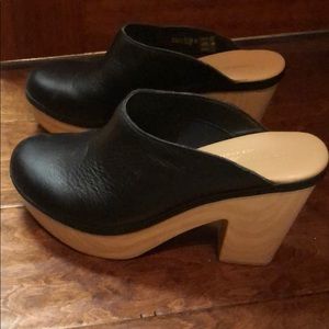 Chinese Laundry clogs